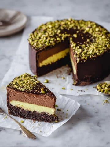 No-Bake Chocolate Pistachio Cake with Vegan Options Recipe