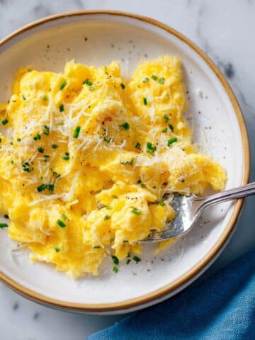 Perfect Scrambled Eggs with Chives and Cheese Recipe